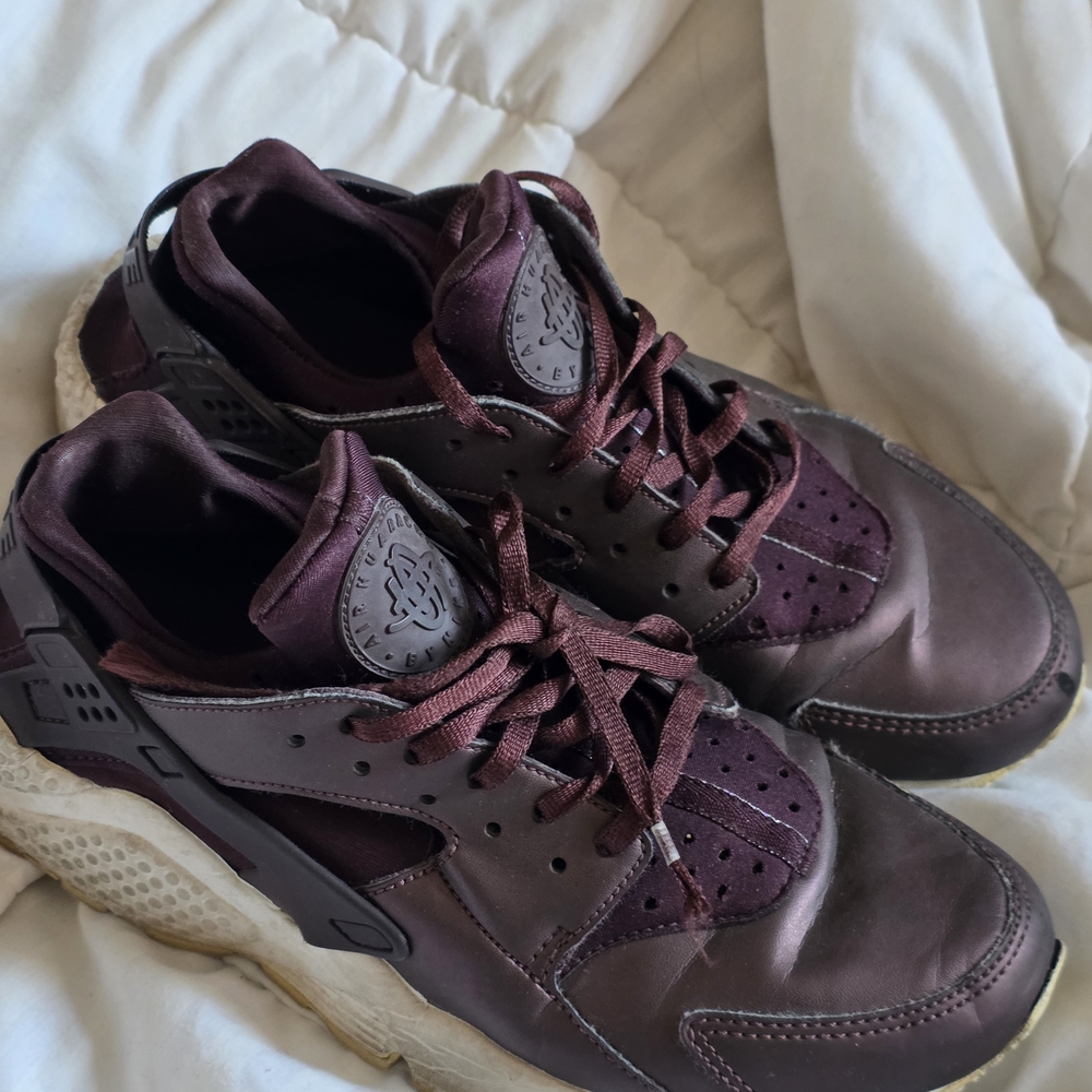 Nike Men's Maroon/Burgundy Low-Top Sneakers